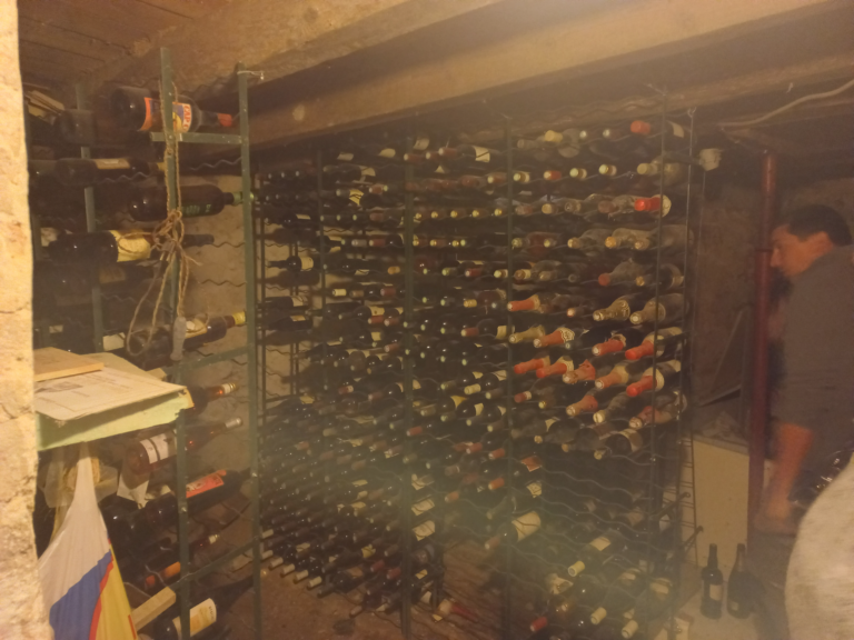 Cave à Vin — Avant